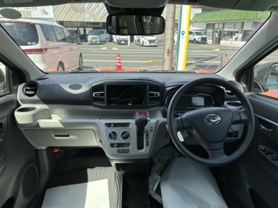 ミライース(ダイハツ)ディーラ-試乗車 後席から見た前席