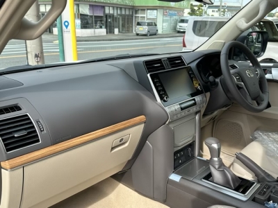 ランドクルーザープラド(トヨタ)登録済未使用車 後席内装