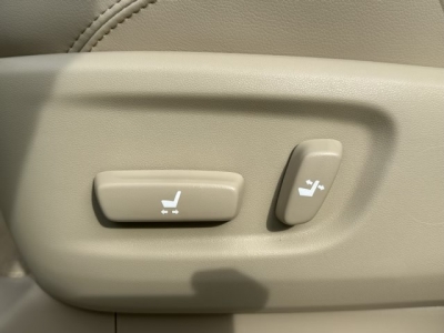 ランドクルーザープラド(トヨタ)登録済未使用車 後席から見た前席