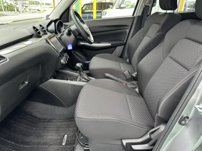 スイフト(スズキ)中古車 前席内装