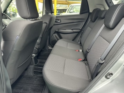 スイフト(スズキ)中古車 後席内装