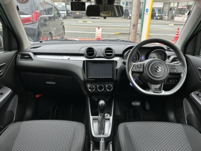 スイフト(スズキ)中古車 後席から見た前席