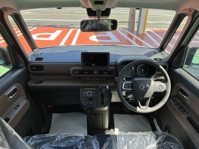 ムーヴキャンバス(ダイハツ)届出済未使用車 後席から見た前席