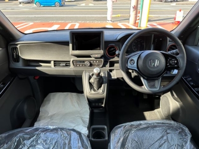 N-ONE(ホンダ)ディーラ-試乗車 後席から見た前席