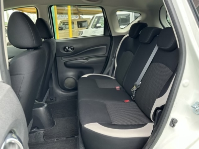 ノート(ニッサン)中古車 後席から見た前席