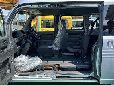 N-VAN(ホンダ)届出済未使用車 後席から見た前席