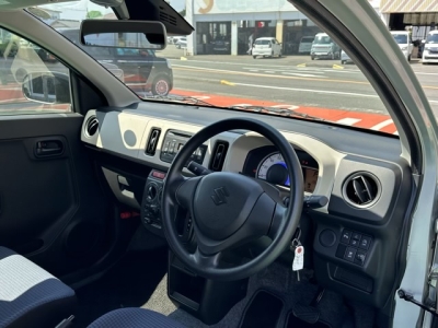 アルト(スズキ)ディーラ-試乗車 後席から見た前席