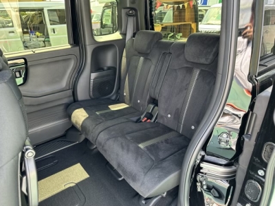 N-BOXカスタム(ホンダ)届出済未使用車 後席内装