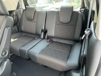 フリード(ホンダ)登録済未使用車 後席から見た前席