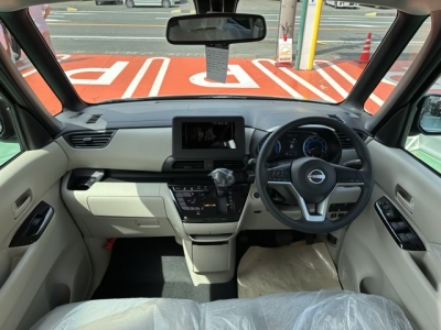 ルークス(ニッサン)新車見本展示有 後席から見た前席
