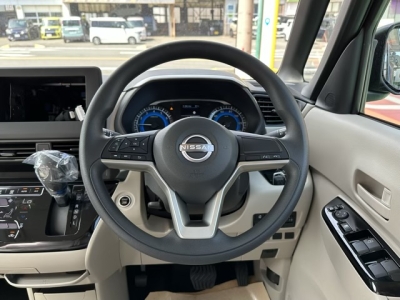 ルークス(ニッサン)新車見本展示有 内外装写真