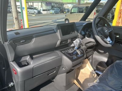 ルークス(ニッサン)新車見本展示有 後席内装