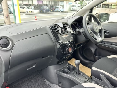 ノート(ニッサン)中古車 後席から見た前席