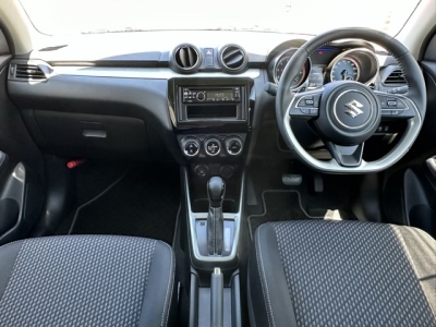 スイフト(スズキ)中古車 後席から見た前席