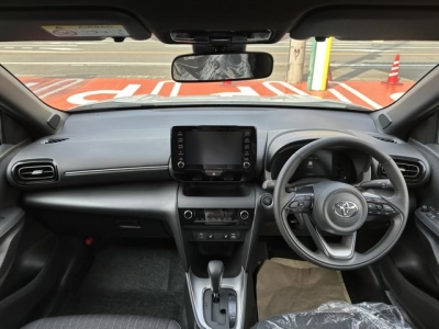 ヤリスクロス(トヨタ)登録済未使用車 後席から見た前席