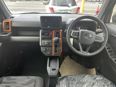 タフト(ダイハツ)届出済未使用車 後席から見た前席