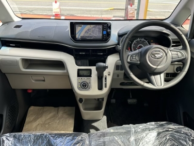 ムーヴ(ダイハツ)届出済未使用車 後席から見た前席