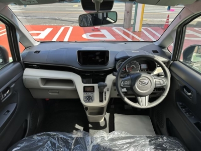 ムーヴ(ダイハツ)届出済未使用車 後席から見た前席