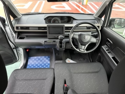 ワゴンＲ(スズキ)ディーラ-試乗車 後席から見た前席