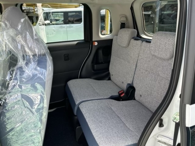 ムーヴキャンバス(ダイハツ)届出済未使用車 後席から見た前席