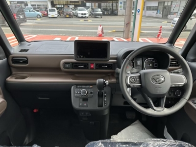 ムーヴキャンバス(ダイハツ)届出済未使用車 後席から見た前席