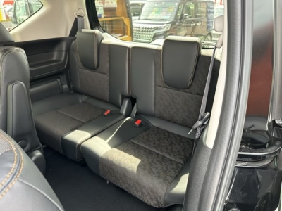 フリード(ホンダ)登録済未使用車 後席から見た前席