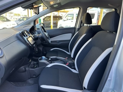 ノート(ニッサン)中古車 前席内装