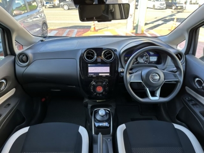 ノート(ニッサン)中古車 後席から見た前席