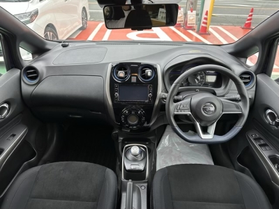 ノート(ニッサン)中古車 後席から見た前席