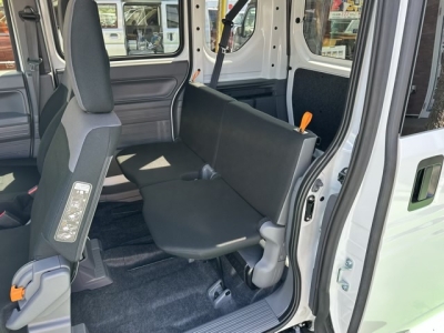 N-VAN(ホンダ)ディーラ-試乗車 後席内装