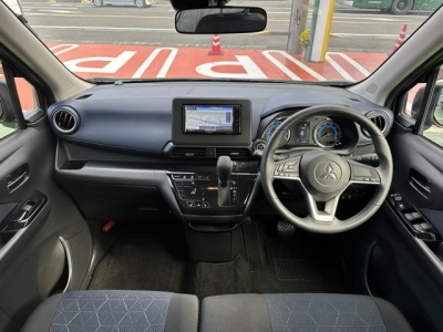 eKクロス(三菱)中古車 後席から見た前席