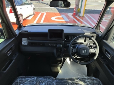 新型N-BOX(ホンダ)未使用車展示有 後席から見た前席