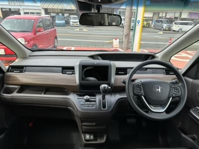 フリード(ホンダ)登録済未使用車 後席から見た前席