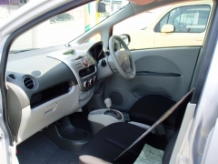 アイ(三菱)中古車 前席内装