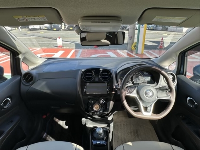 ノート(ニッサン)中古車 後席から見た前席