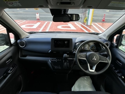 eKクロス(三菱)ディーラ-試乗車 後席から見た前席