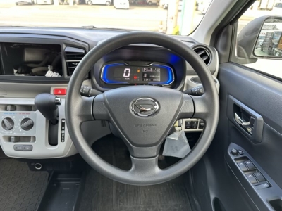 ミライース(ダイハツ)中古車 後席から見た前席