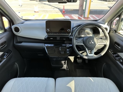 ekクロス(三菱)中古車 後席から見た前席