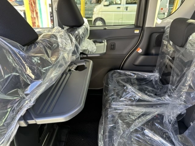 タントファンクロス(ダイハツ)届出済未使用車 後席から見た前席