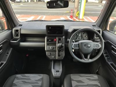 タフト(ダイハツ)ディーラ-試乗車 後席から見た前席