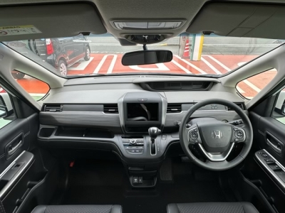 フリード(ホンダ)登録済未使用車 後席から見た前席