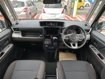 トール(ダイハツ)ディーラ-試乗車 後席から見た前席