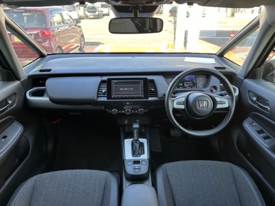 フィット(ホンダ)中古車 後席から見た前席