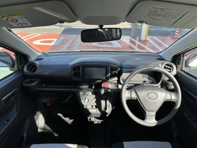 ミライース(ダイハツ)中古車 後席から見た前席