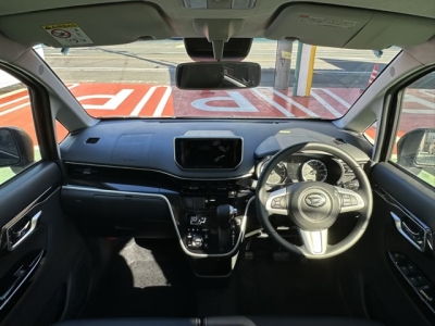 ムーヴカスタム(ダイハツ)届出済未使用車 後席から見た前席