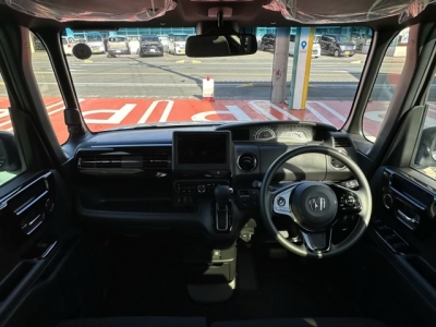N-BOXカスタム(ホンダ)ディーラ-試乗車 後席から見た前席