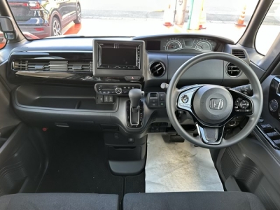 N-BOXカスタム(ホンダ)届出済未使用車 後席から見た前席