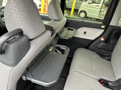 タント(ダイハツ)届出済未使用車 後席から見た前席