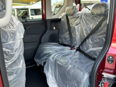 デリカミニ(三菱)届出済未使用車 後席から見た前席