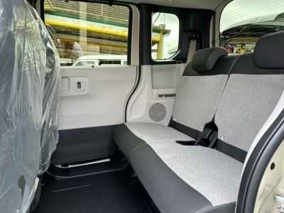 新型N-BOX(ホンダ)届出済未使用車 後席内装